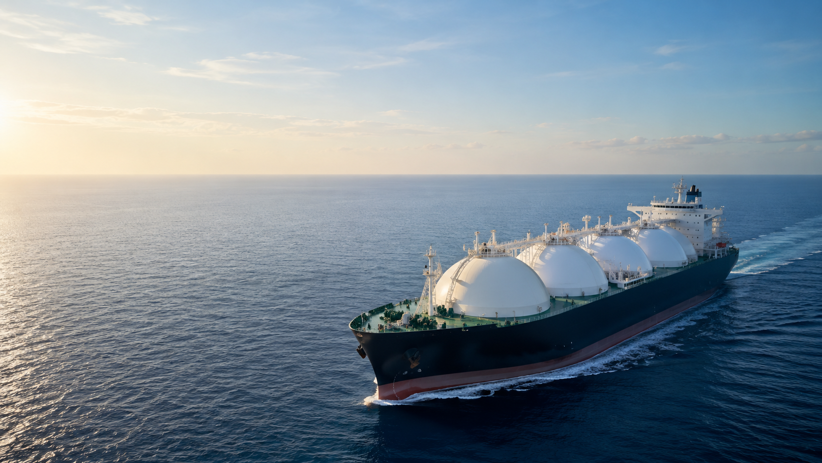 Tankowiec LNG na morzu — symbol importu gazu ziemnego do Europy