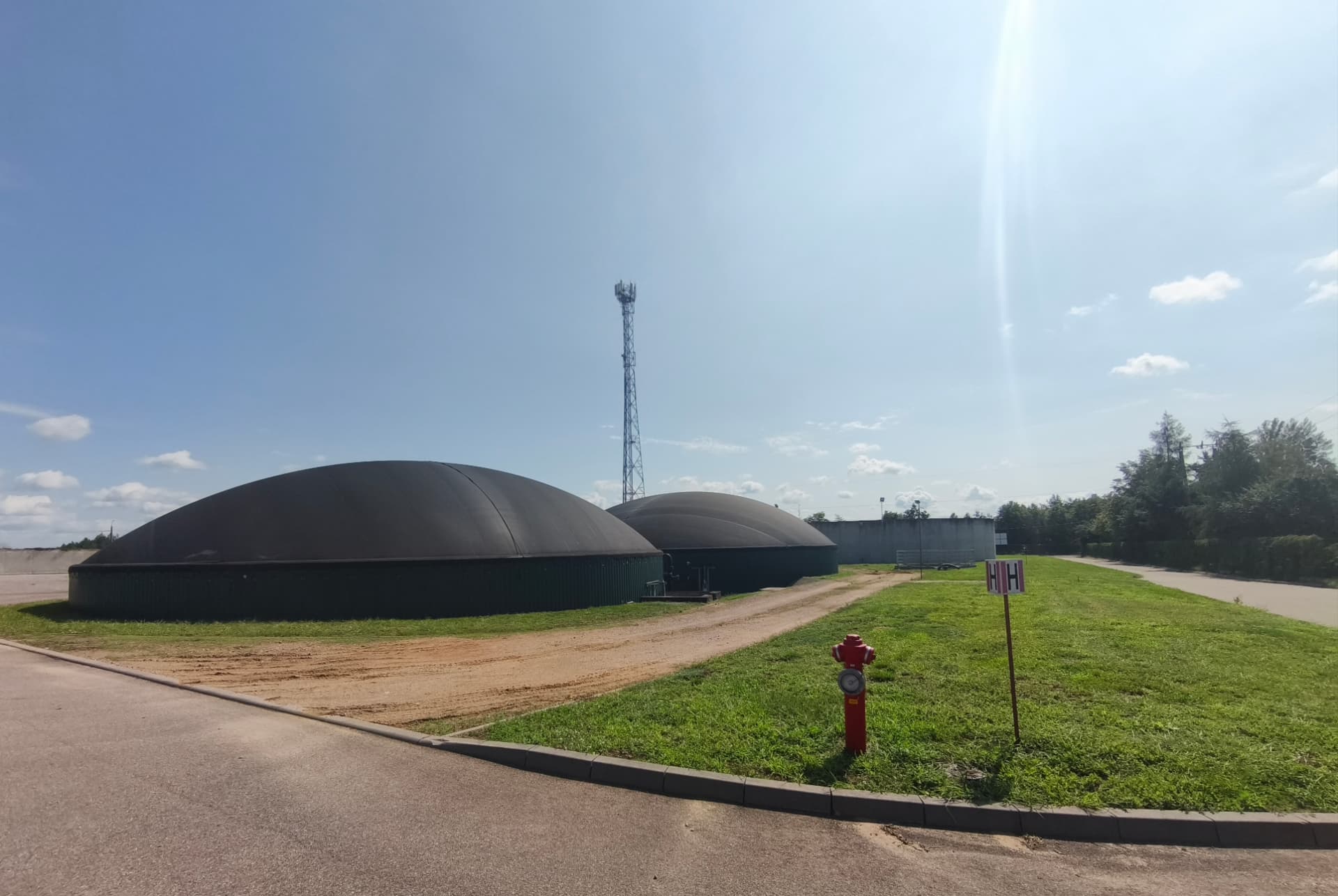 Biogazownia rolnicza w Michałowie — zbiorniki fermentacyjne pod błękitnym niebem