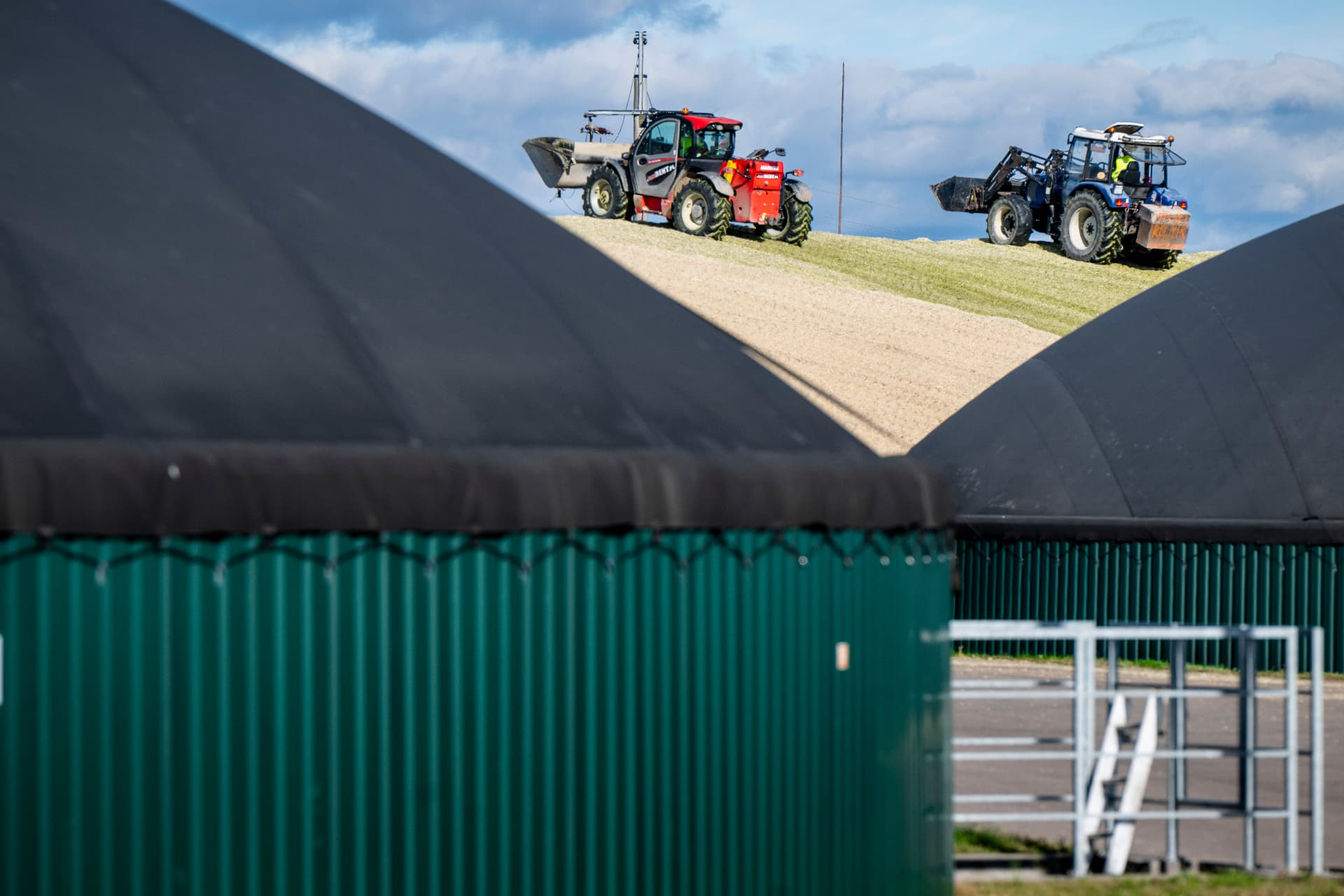 Ugniatanie kiszonki kukurydzianej na silosie obok komór fermentacyjnych biogazowni Galia Green Power